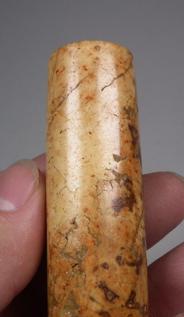 满鸡骨白沁色大长管珠一颗