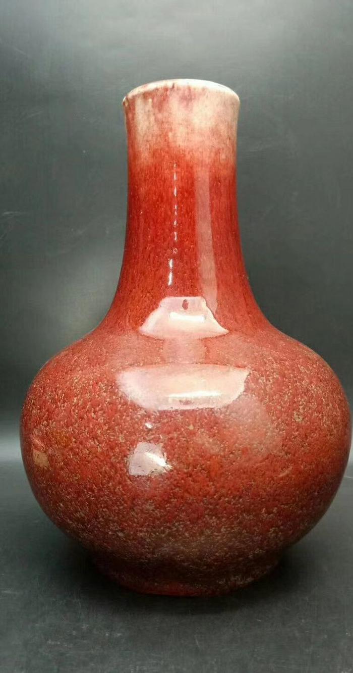 鸡血红釉长颈瓶