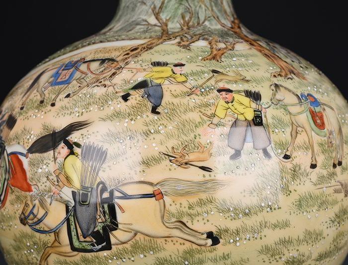 清乾隆唐英督造郎世宁绘珐琅彩秋猎图天球瓶