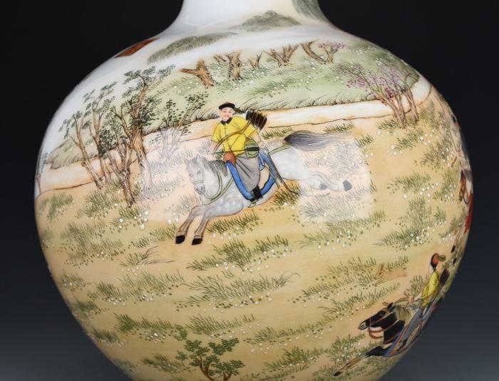 清乾隆唐英督造郎世宁绘珐琅彩秋猎图天球瓶