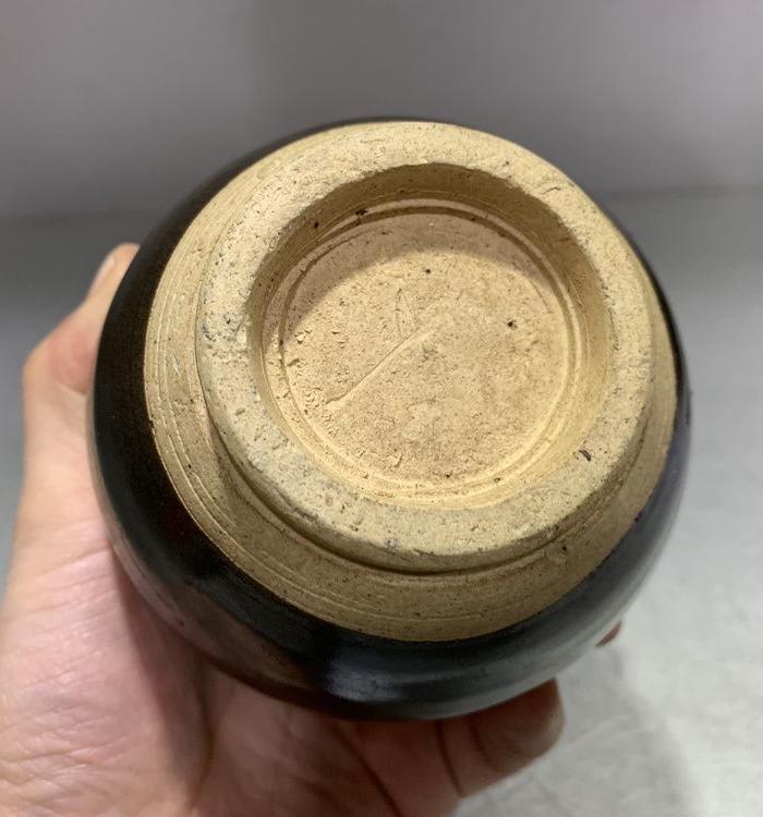 明代黑釉鸡心罐