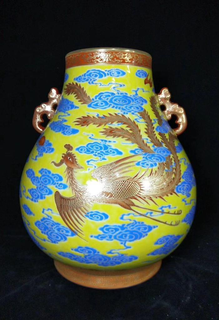 黄釉描金龙凤尊