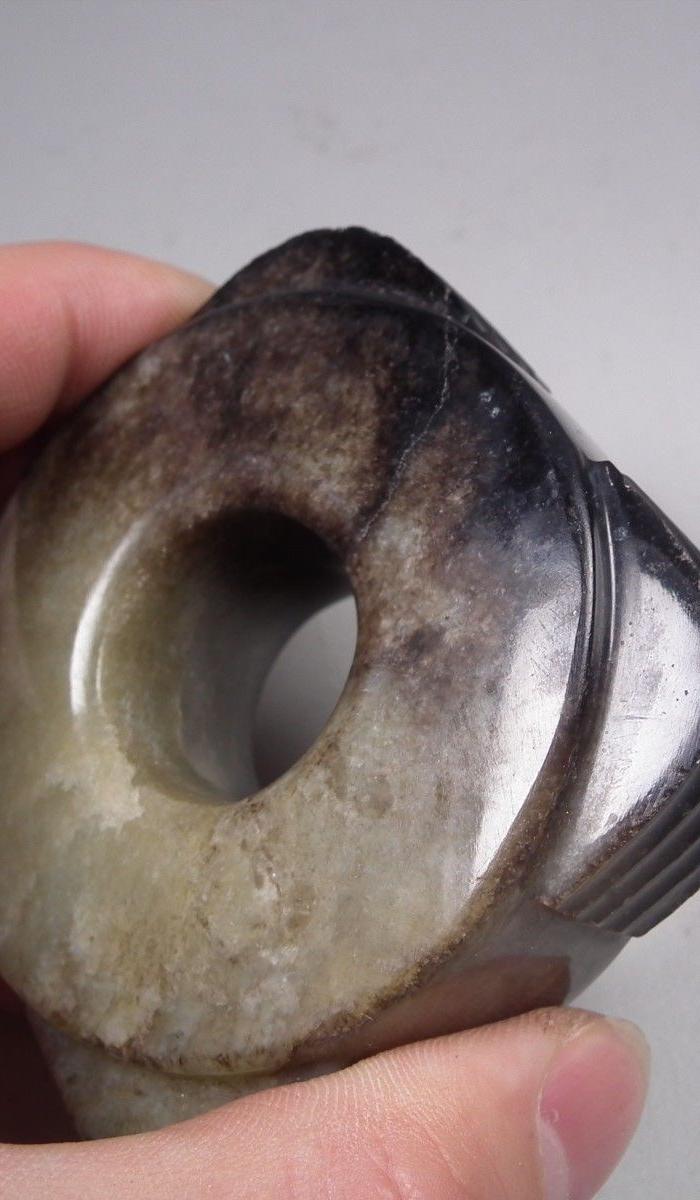 老和田青玉老提油黑沁摹古四方大玉琮摆件