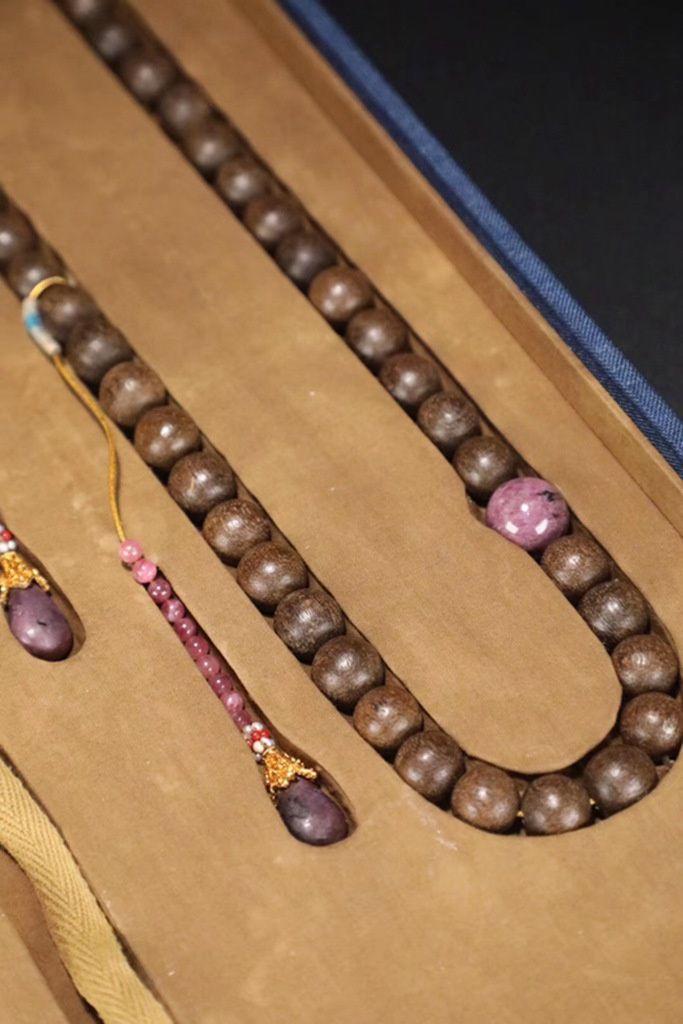 清代: 名贵老沉香108颗朝珠一盘