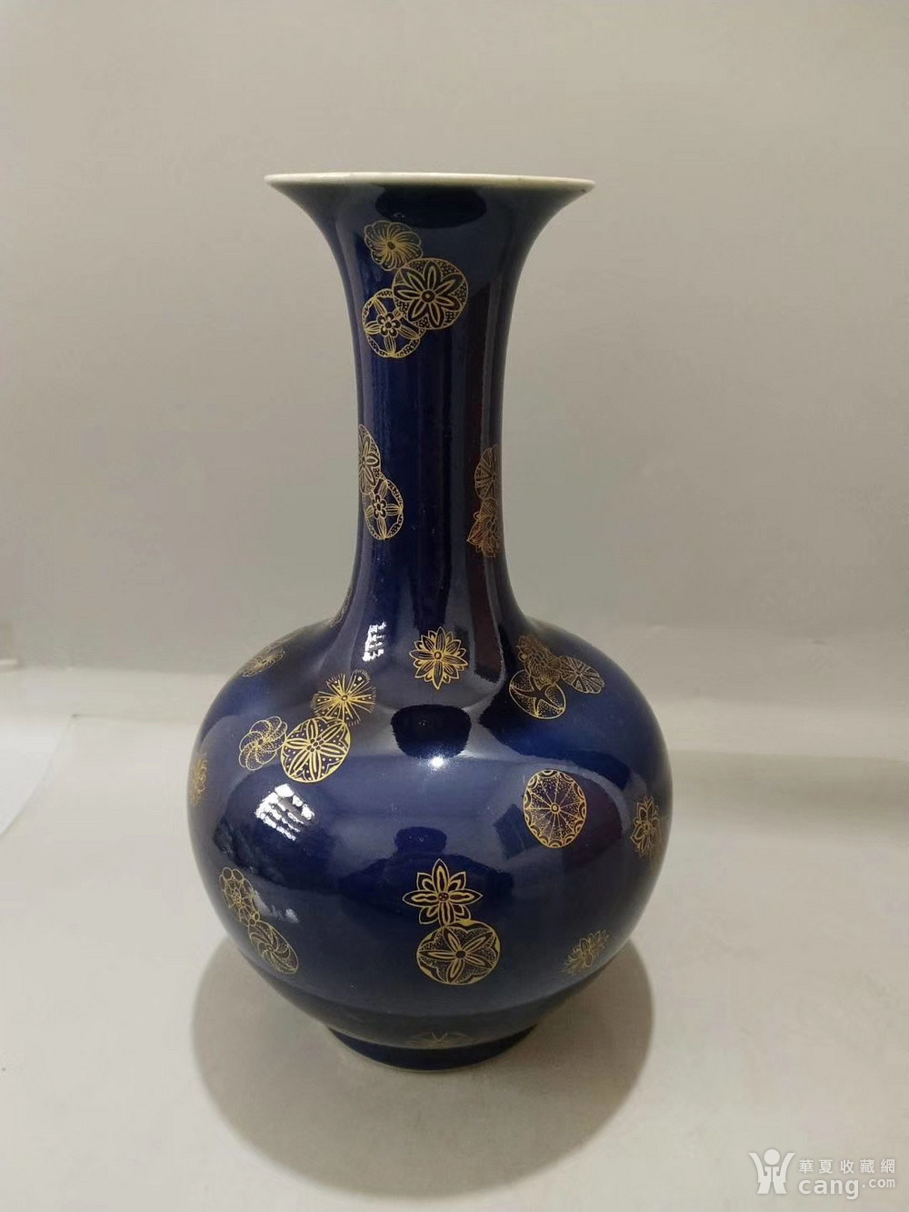 瓷器清乾隆霁蓝釉描金皮球花纹赏瓶