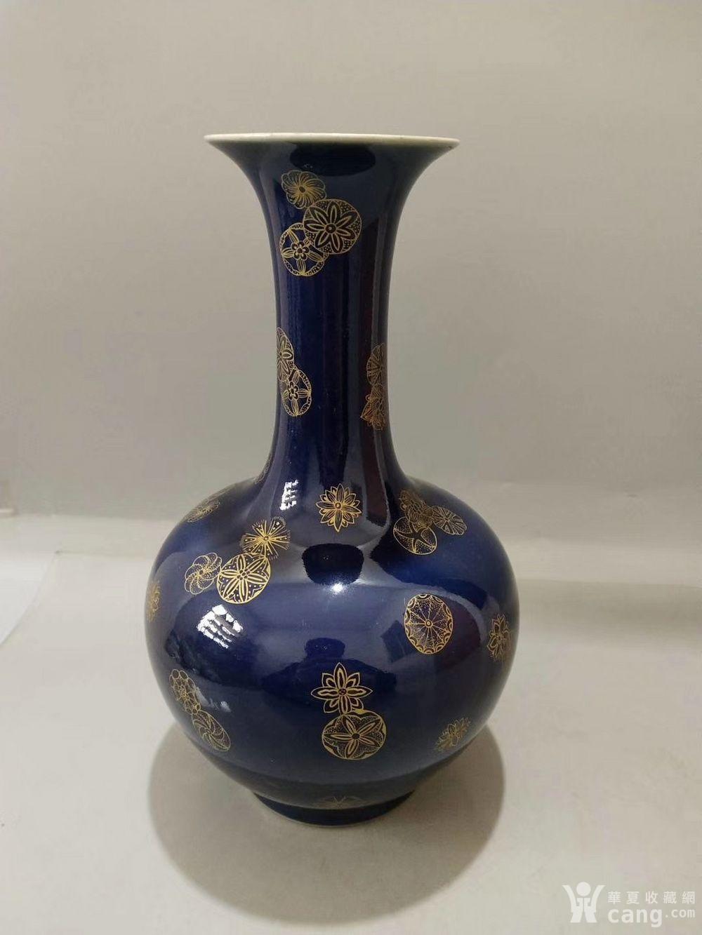 瓷器清乾隆霁蓝釉描金皮球花纹赏瓶