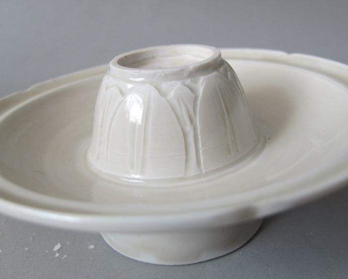 颂代定窑白釉刻蕉叶纹花口盏托