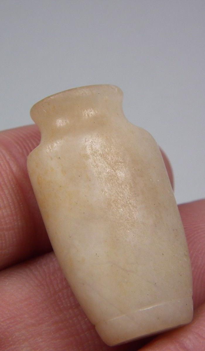 带黄沁小玉瓶        品相完整 老和田白玉带沁的小瓶子 厚实 带沁色