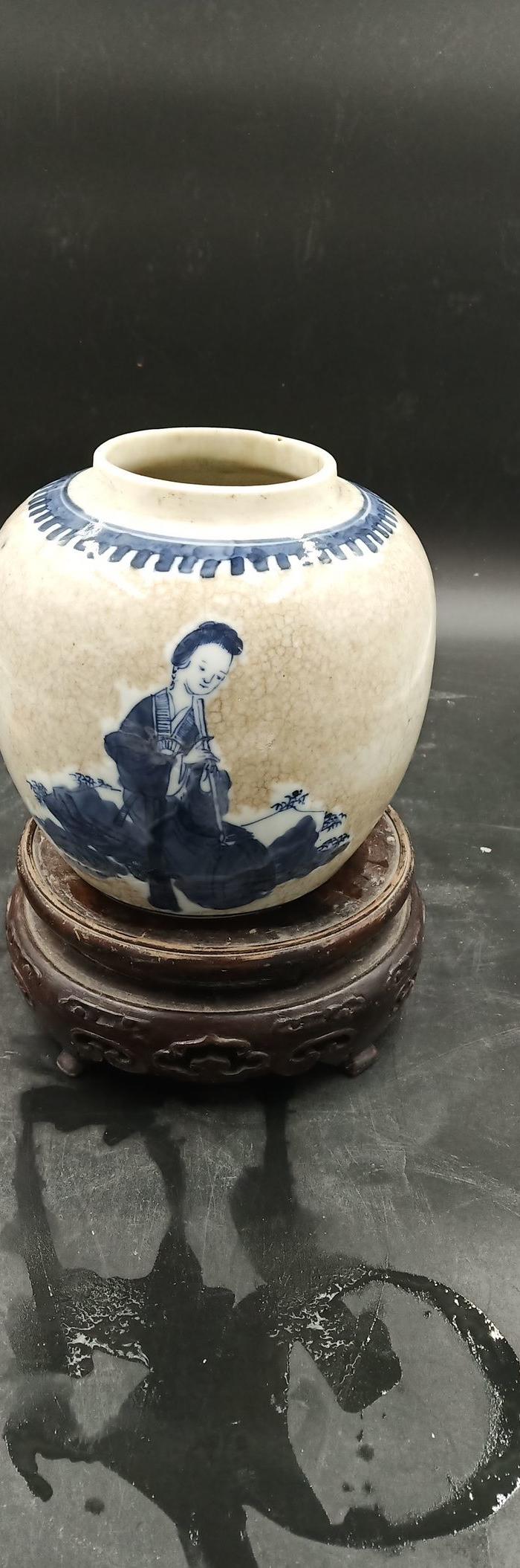 清中期哥釉青花仕女小罐