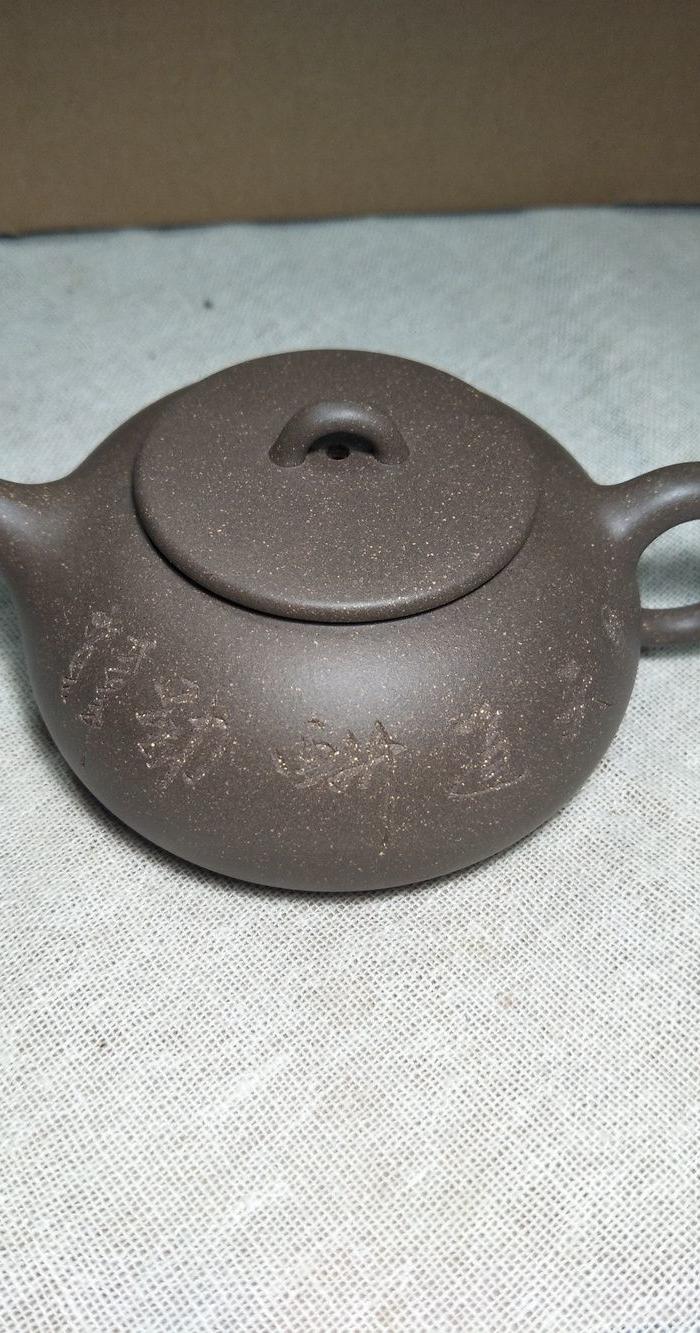 一把段泥刻绘紫砂壶