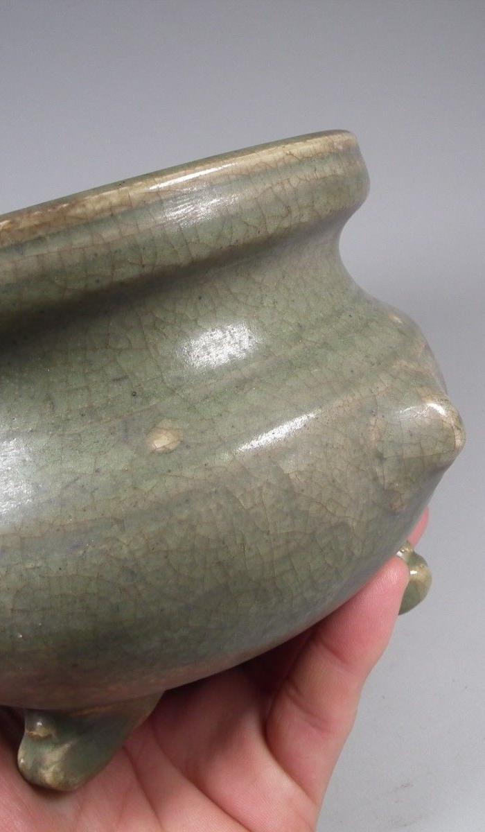 龙泉窑青瓷三足双耳香炉