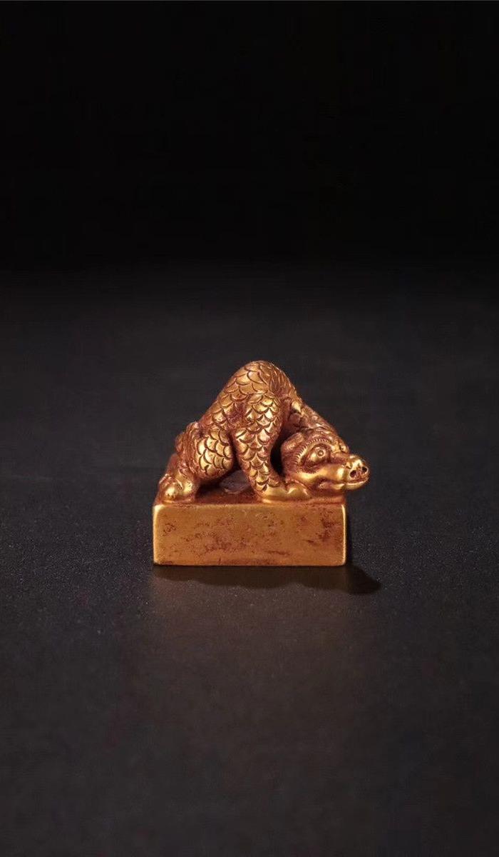 旧藏: 纯金 卧龙 钮四方印章