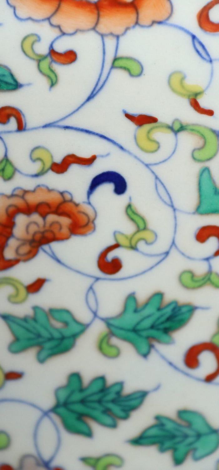 斗彩缠枝莲宝相花梅瓶