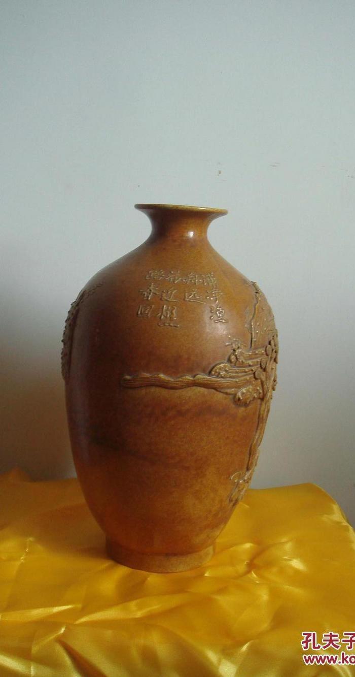 清代制瓷名家王炳荣作《堆塑黄釉山水纹瓶》大气隽秀,罕见难得