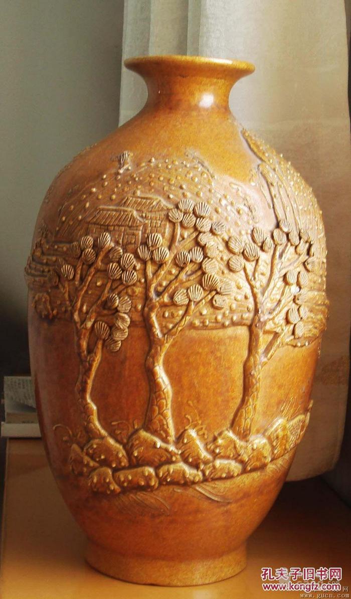 清代制瓷名家王炳荣作《堆塑黄釉山水纹瓶》大气隽秀,罕见难得