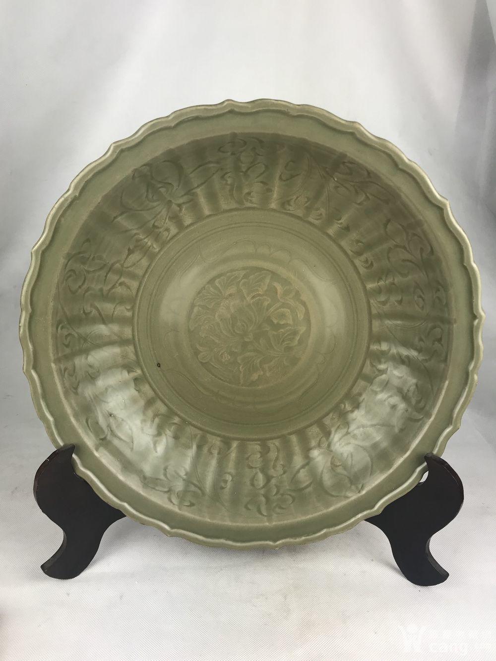 龙泉窑剔花大盘