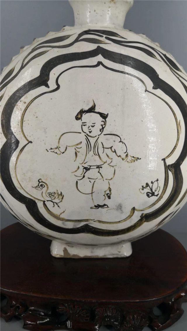 磁州窑婴戏纹抱月瓶