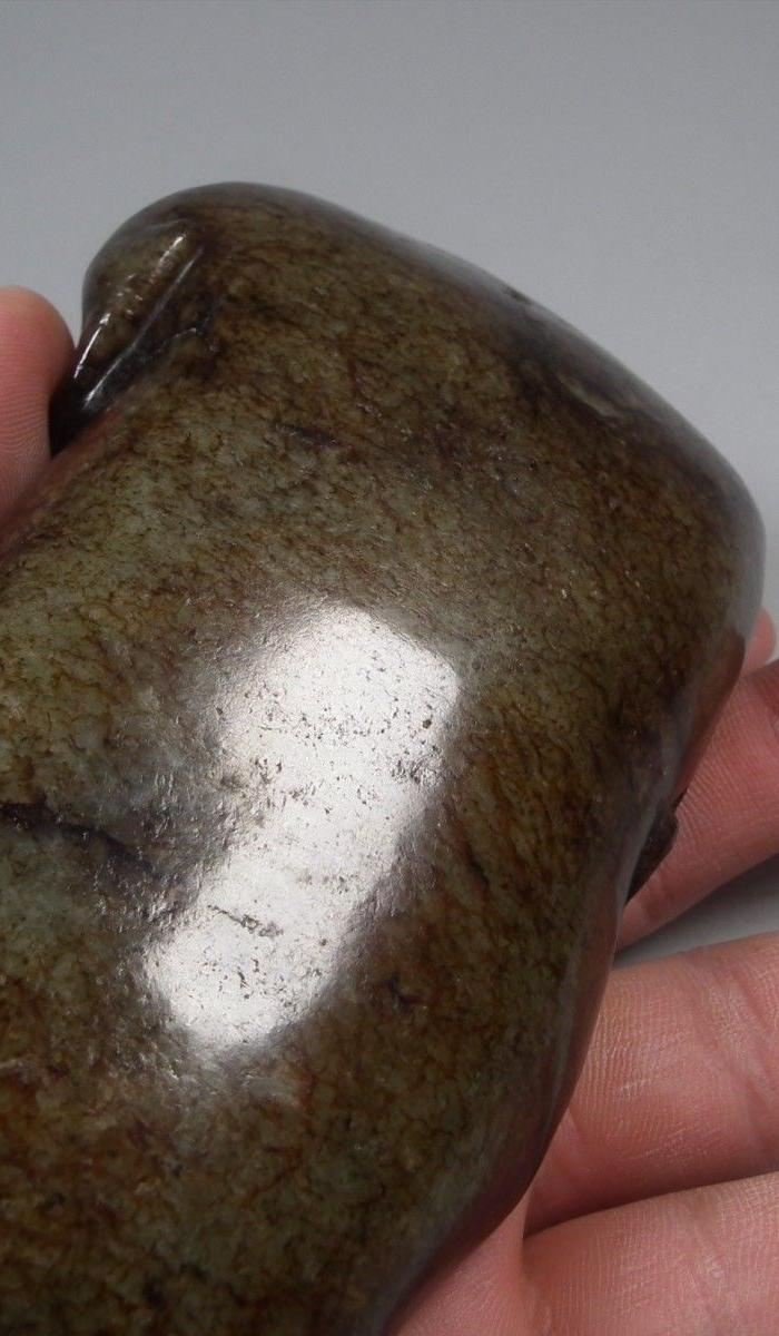 老和田玉老提油黑沁秋叶卧兽文房大笔舔摆件