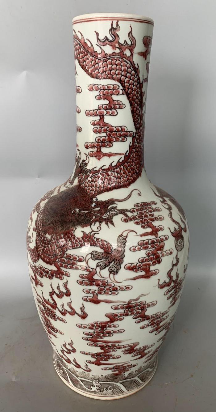 常丰轩珍玩器 釉里红龙纹棒槌瓶,釉面肥厚滋润,画工静美