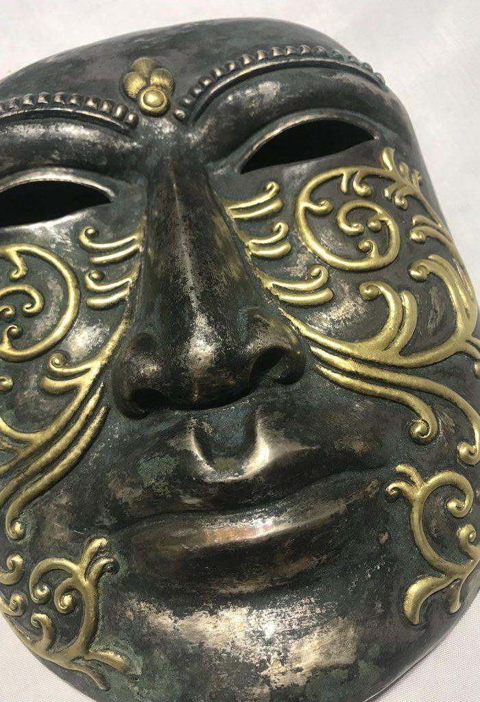 银嵌金面具