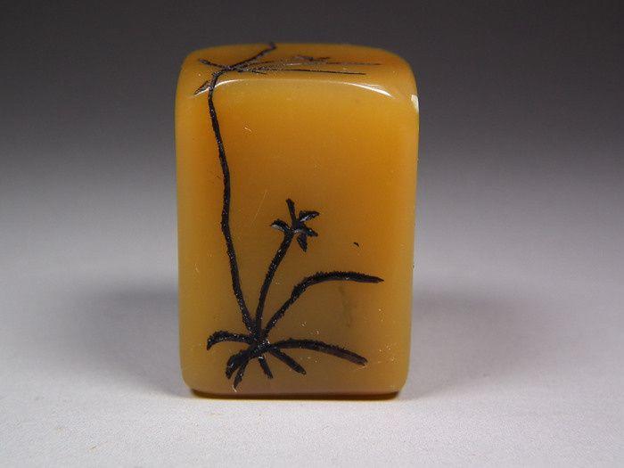 华夏古玩城 字画 金石篆刻 > 老寿山石小田黄刻兰花纹小闲章