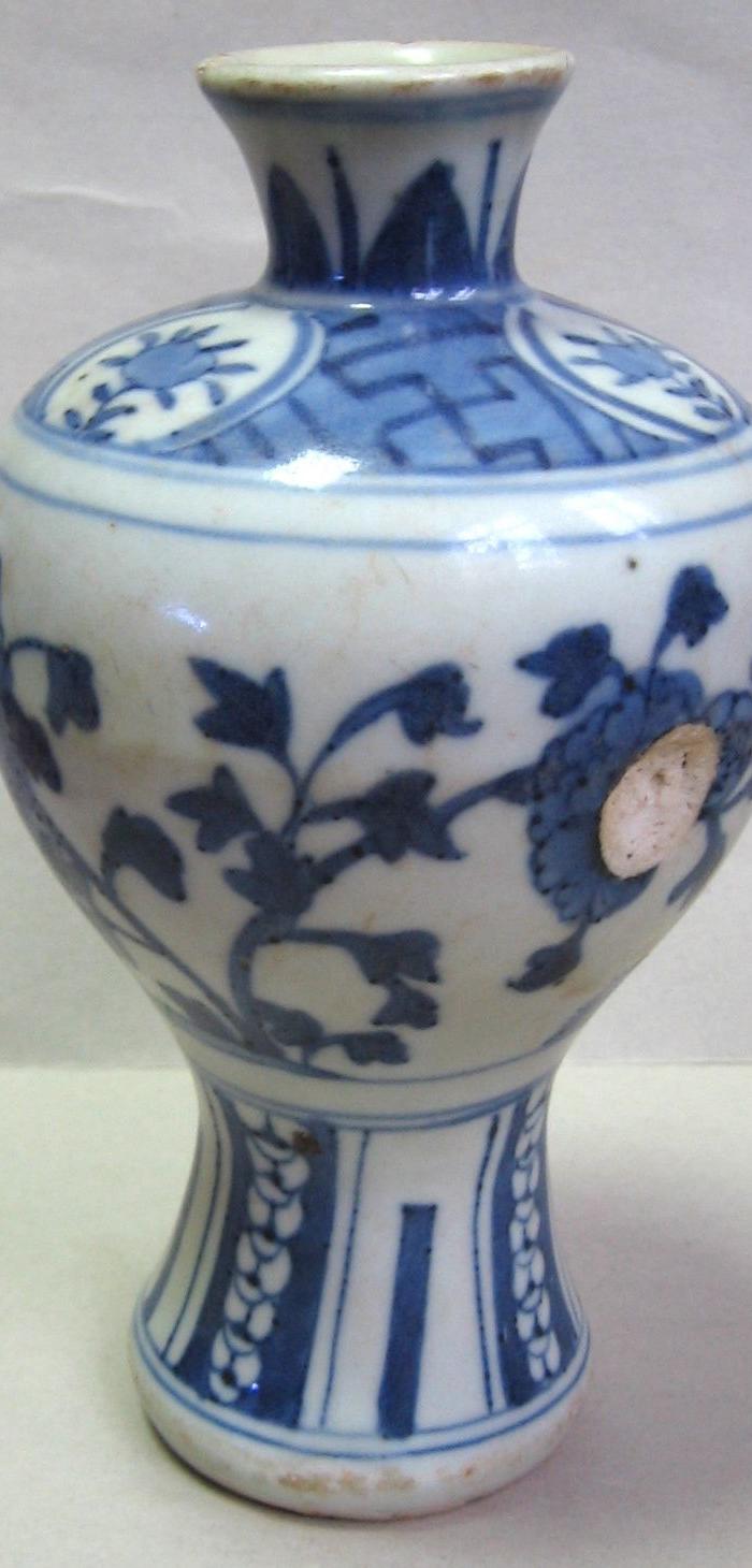 嘉万青花花鸟纹梅瓶