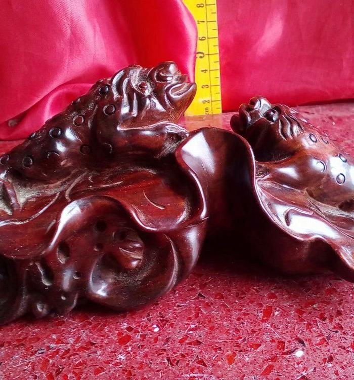 酸枝木红木,纯手工雕刻花鸟动物之招财金蟾两只在荷叶,和气生财