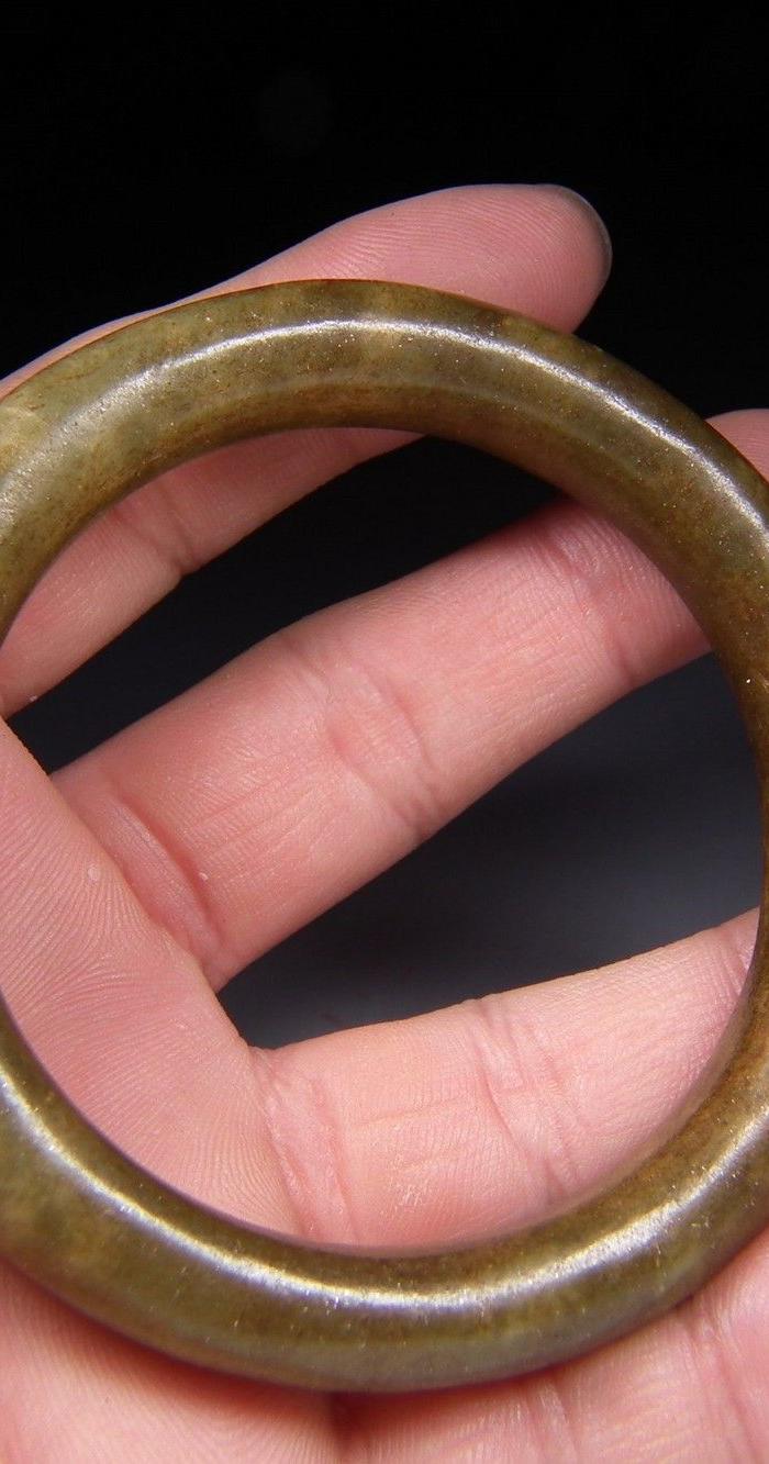 a16 近一二十年的和田青玉老提油仿古做旧带沁素面大圆手镯