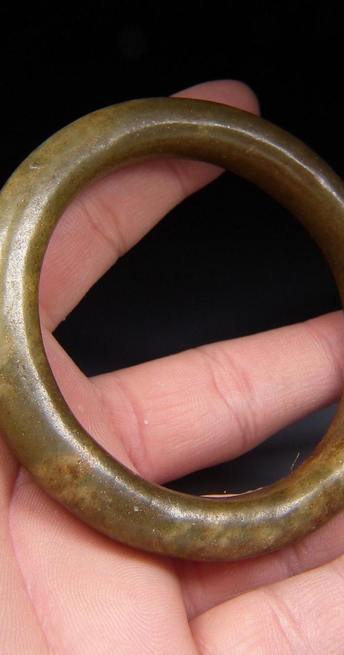 a16 近一二十年的和田青玉老提油仿古做旧带沁素面大圆手镯