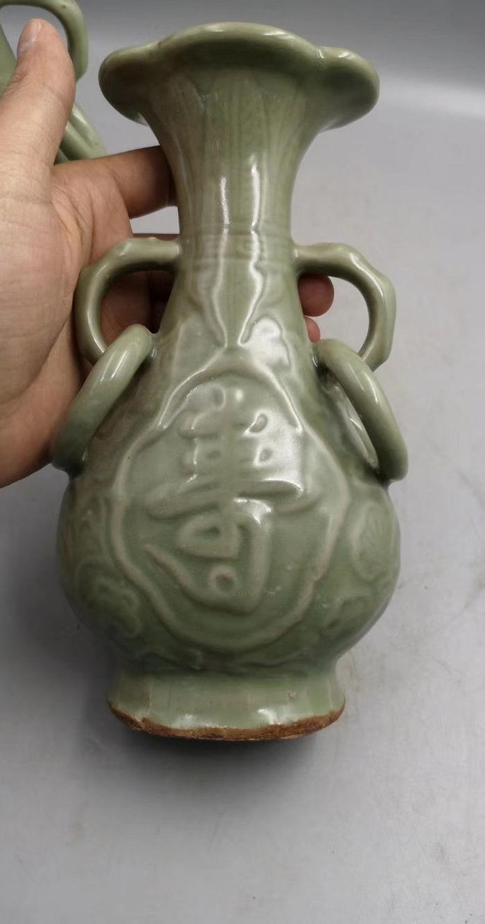 龙泉窑福寿双耳瓶一对