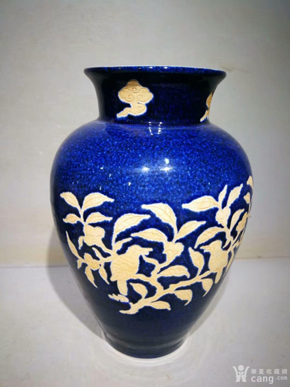 霁蓝釉花鸟赏瓶